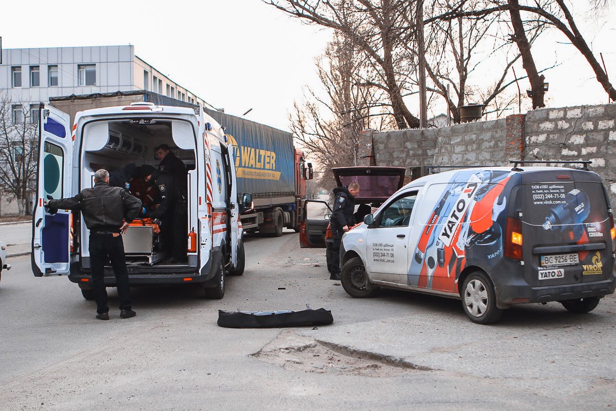 На месте работают врачи скорой помощи и полиция 