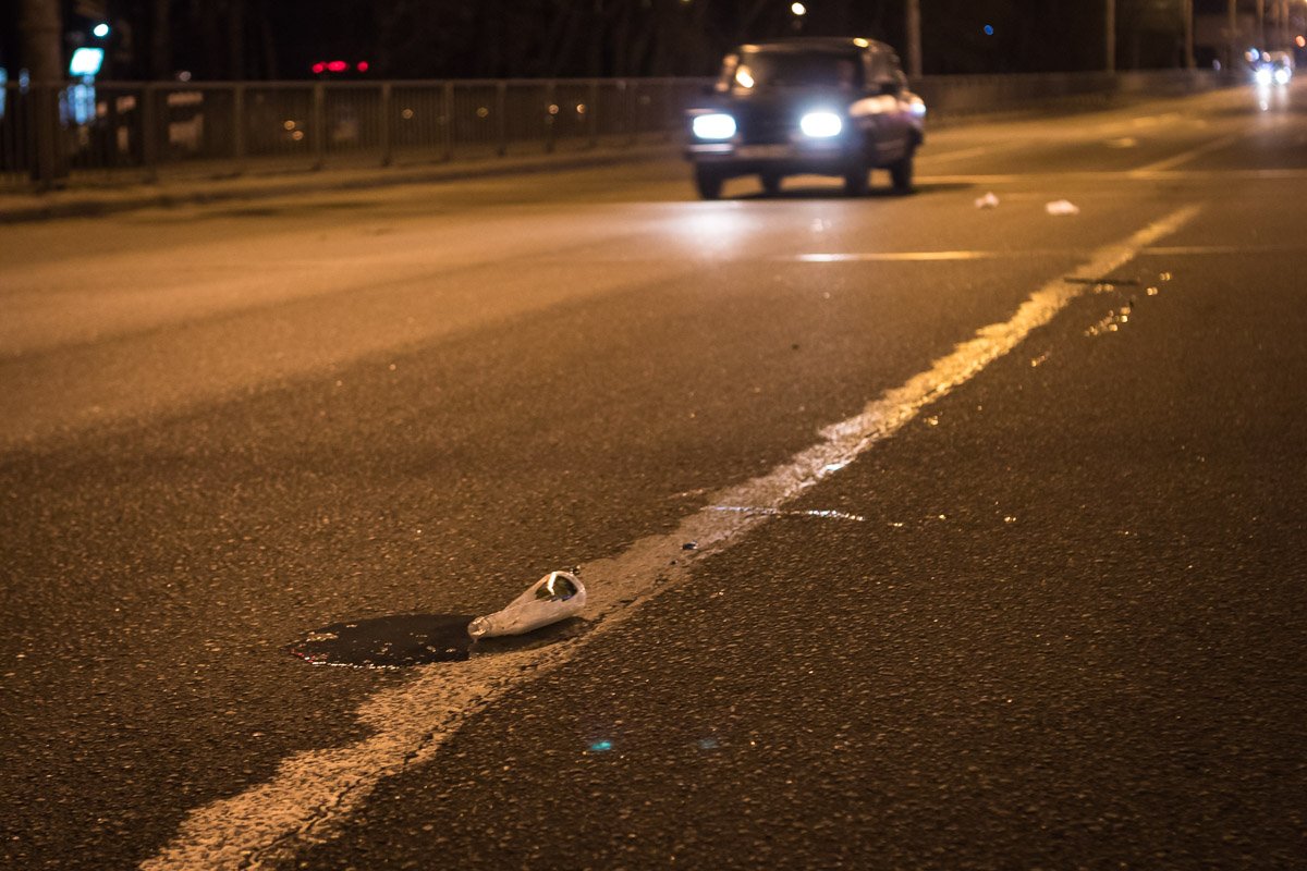 Водитель автомобиля Seat заметил женщину в последний момент, он пытался избежать столкновения, но этого сделать не удалось Водитель автомобиля Seat заметил женщину в последний момент, он пытался избежать столкновения, но этого сделать не удалось