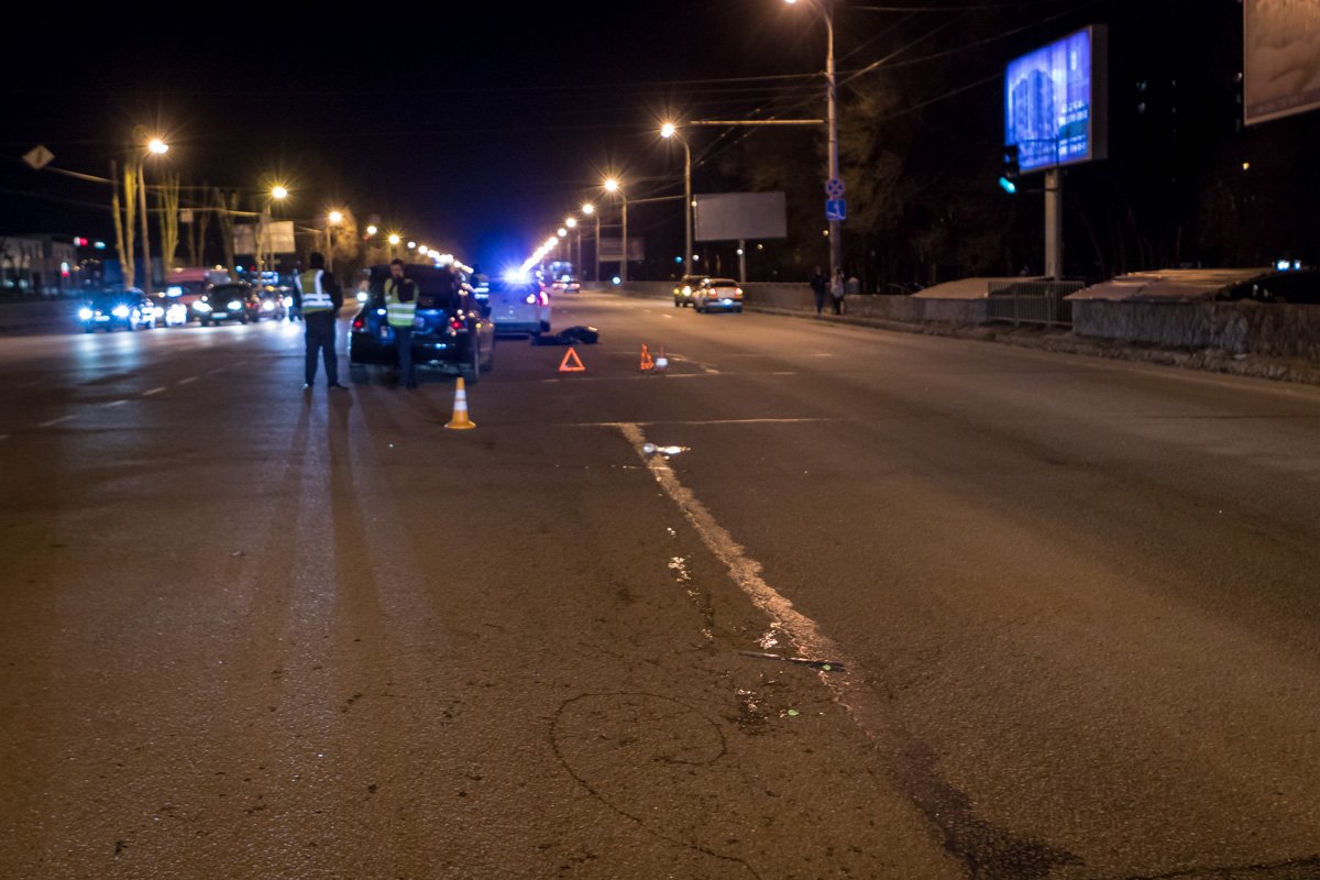 Женщина проигнорировала факт, что переходить дорогу в неположенном месте запрещено Женщина проигнорировала факт, что переходить дорогу в неположенном месте запрещено