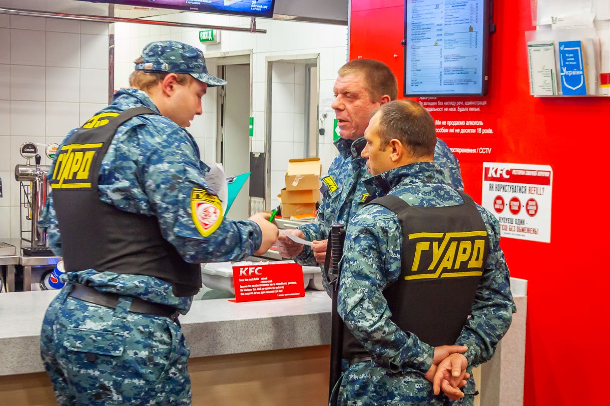 На место вызвали службу "ГУАРД" и патрульных