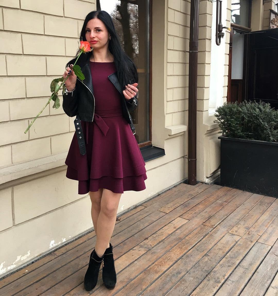 - Цветок подарил, в кафе сводил, теперь фоткай. - Цветок подарил, в кафе сводил, теперь фоткай.