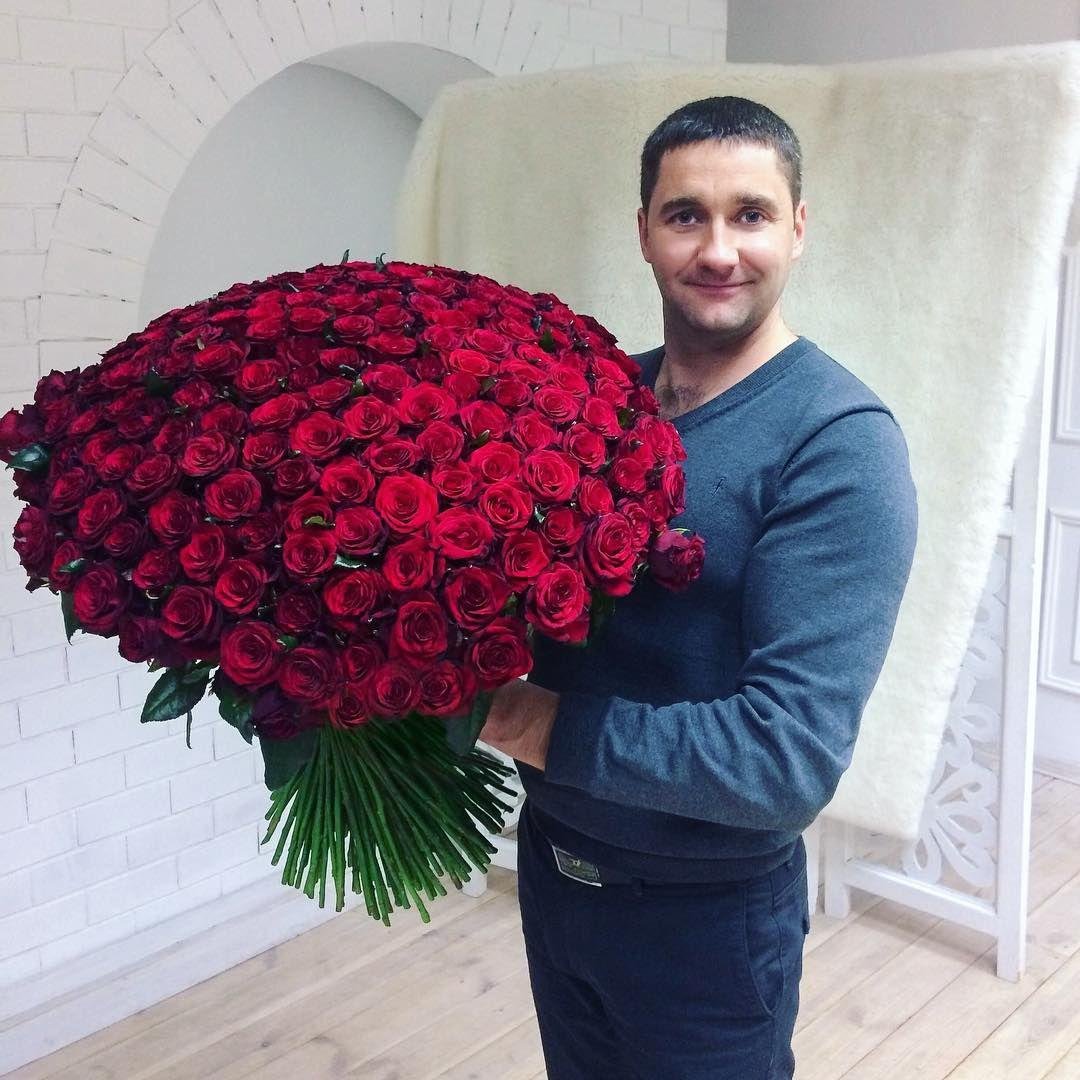 Мужчины с цветами выглядят добрее Мужчины с цветами выглядят добрее