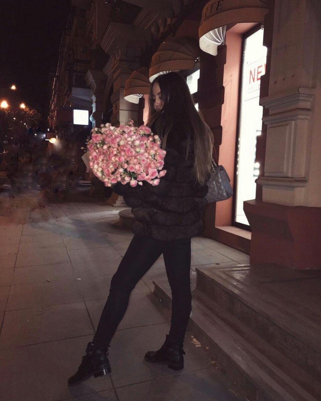 Цветы получила, в кафе посидела, пора домой Цветы получила, в кафе посидела, пора домой