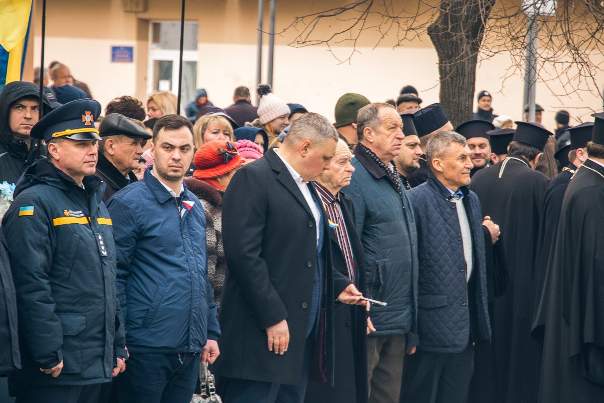 У памятника собралось около трехста человек 