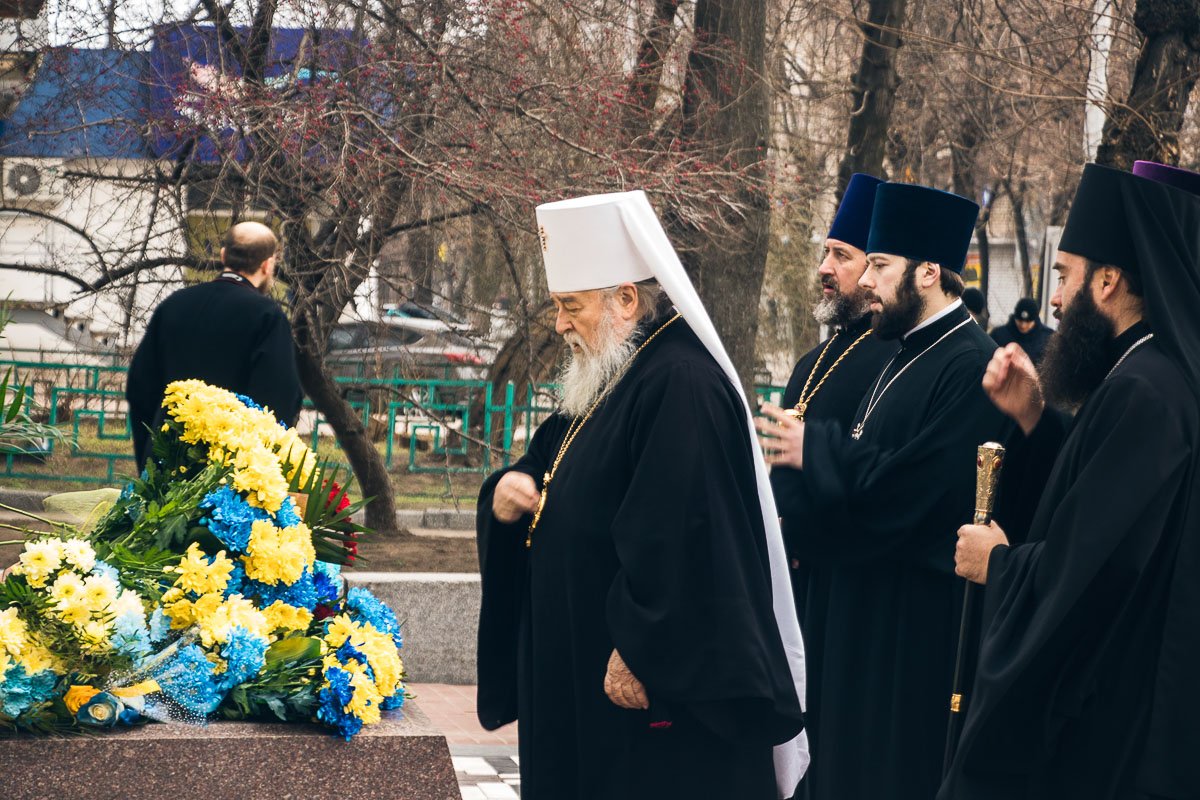 К памятнику возложили много цветов 