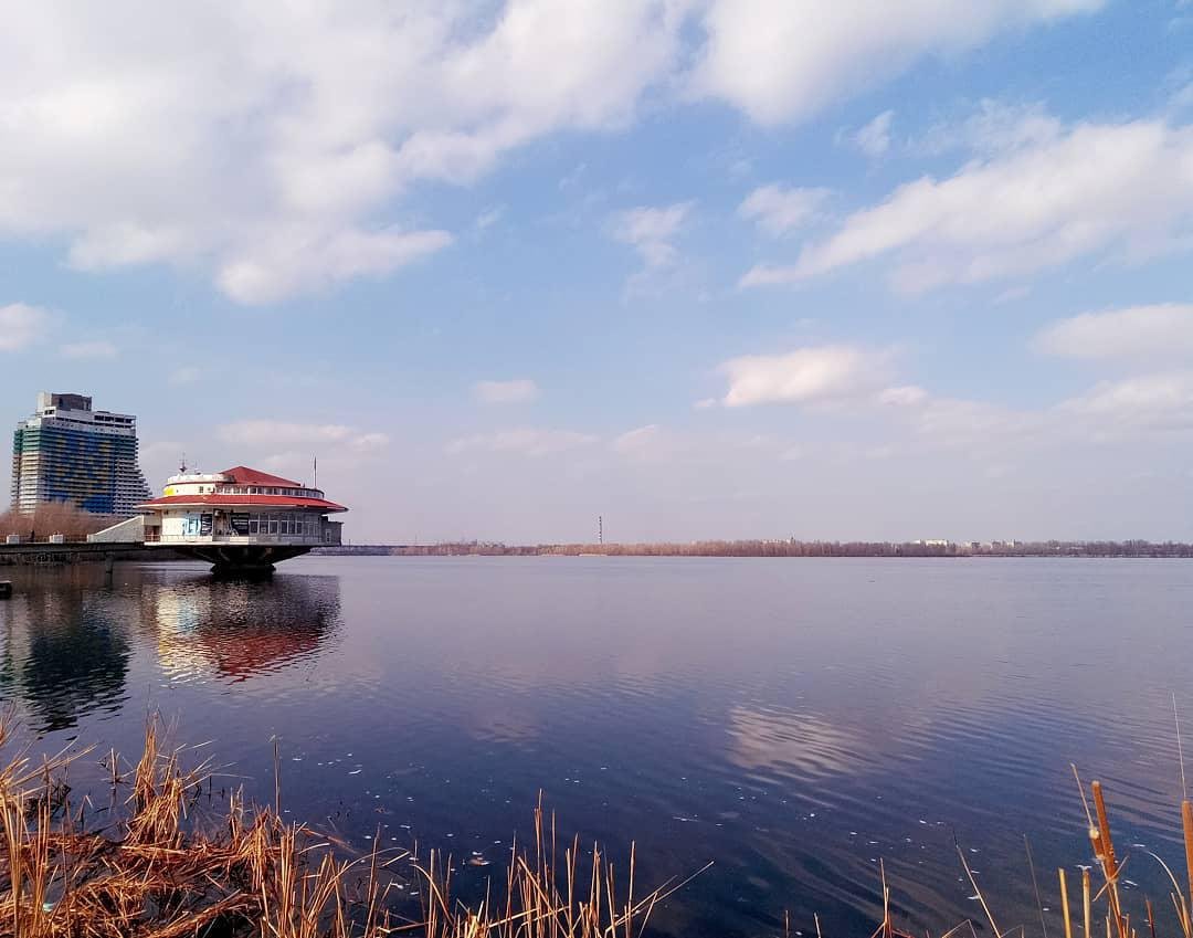 После серой зимы крайне непривычно видеть чистое, голубое небо. Фото: garackevich.irina После серой зимы крайне непривычно видеть чистое, голубое небо. Фото: garackevich.irina