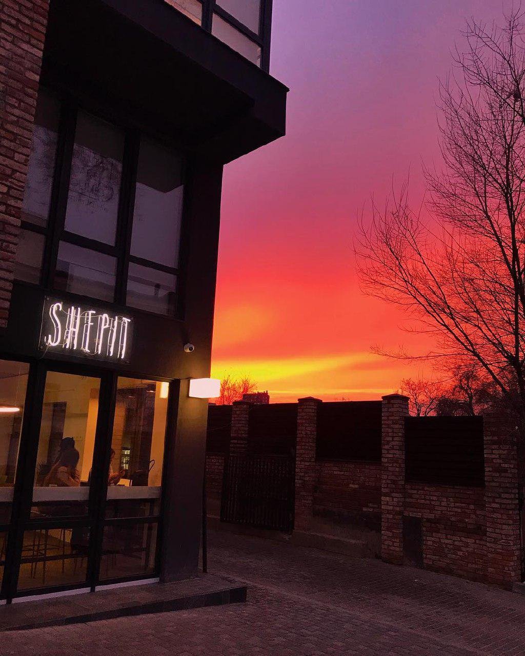 ... в мертвых городах почему-то хочется говорить шепотом. И хочется смотреть на закат ... в мертвых городах почему-то хочется говорить шепотом. И хочется смотреть на закат