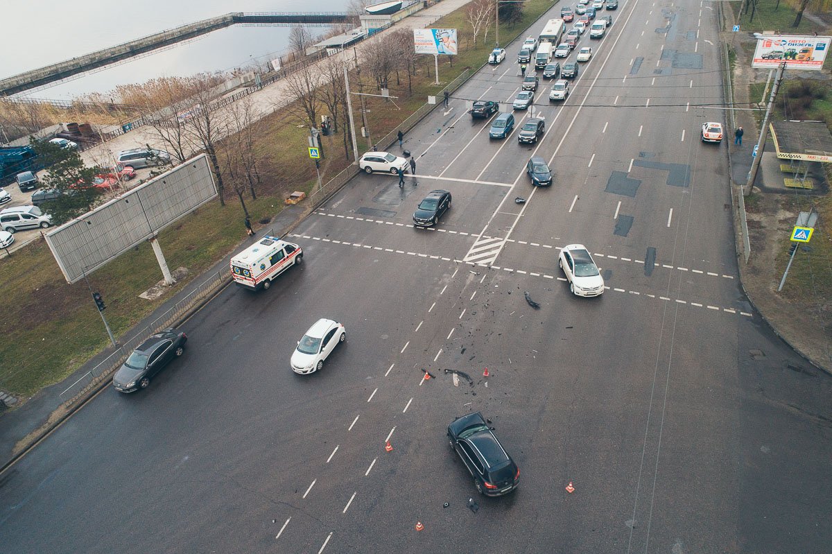 На пересечении Набережной Заводской и улицы Павлова столкнулись три авто На пересечении Набережной Заводской и улицы Павлова столкнулись три авто