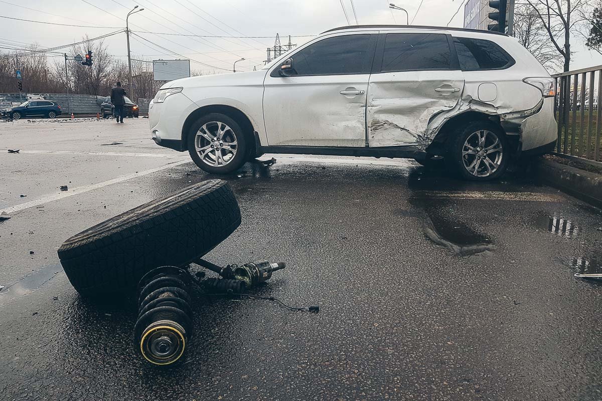 Mitsubishi, ехавший в сторону Красного Камня, стоял на светофоре Mitsubishi, ехавший в сторону Красного Камня, стоял на светофоре