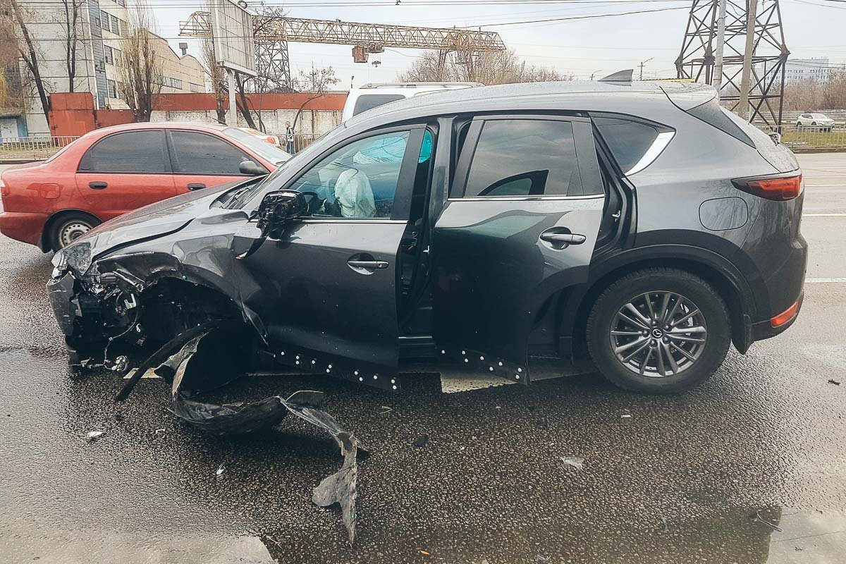 Из-за аварии едва не пострадал пешеход Из-за аварии едва не пострадал пешеход