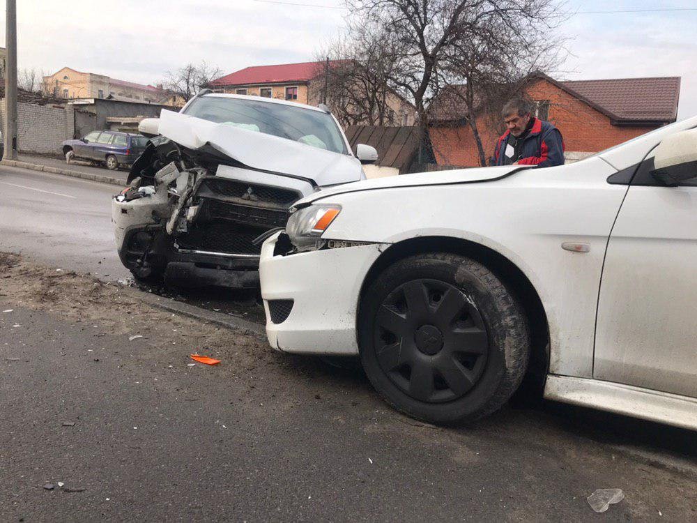 На улице Уральской столкнулись два Mitsubishi - Lancer и ASX На улице Уральской столкнулись два Mitsubishi - Lancer и ASX