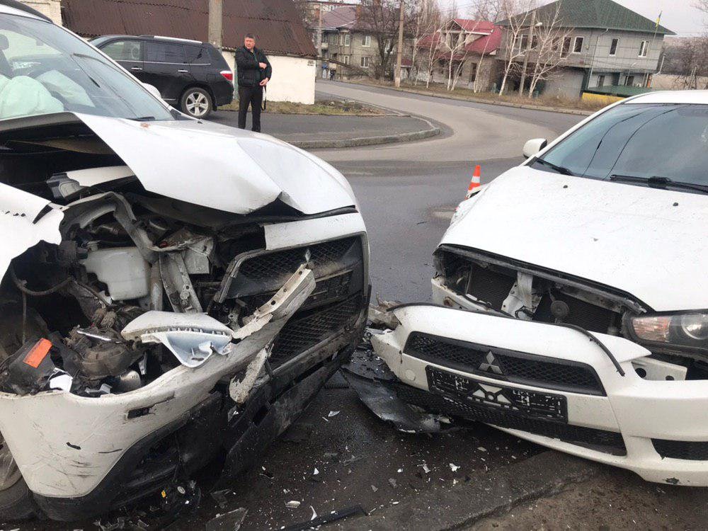 В салоне паркетника была 12-летняя девочка - с места аварии ее с ушибами головы и голени забрала «скорая» В салоне паркетника была 12-летняя девочка - с места аварии ее с ушибами головы и голени забрала «скорая»