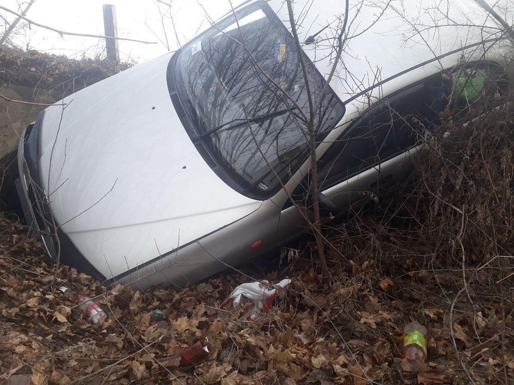 Машину вынесло на разделитель, где она «кувыркнулась» Машину вынесло на разделитель, где она «кувыркнулась»