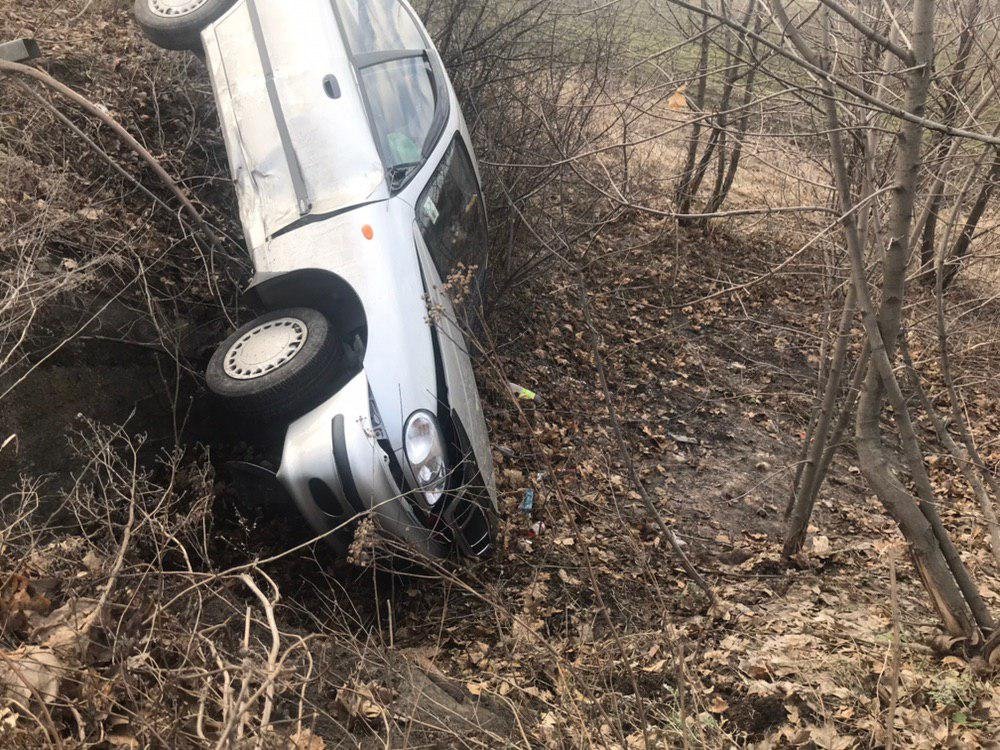 Затем машина перелетела через встречную полосу движения и в конце концов слетела в кювет Затем машина перелетела через встречную полосу движения и в конце концов слетела в кювет