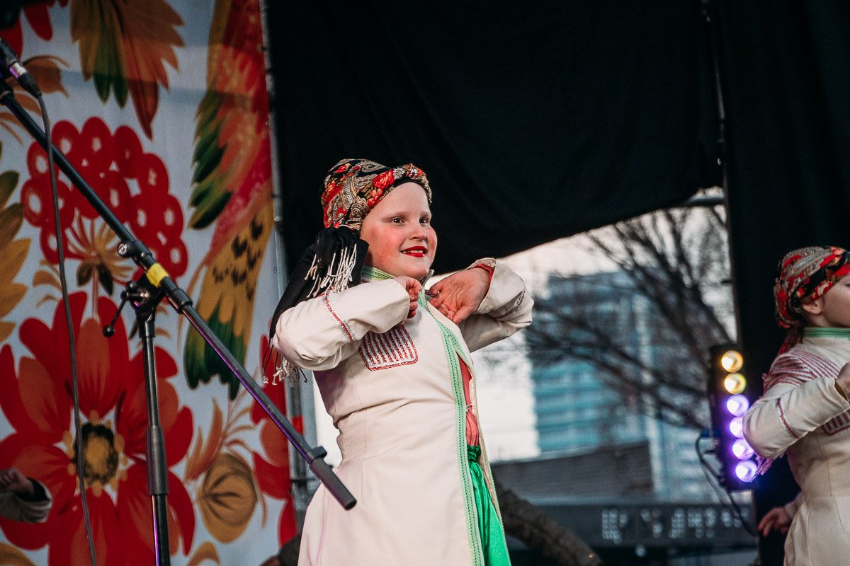 На сцене выступали и взрослые, и дети