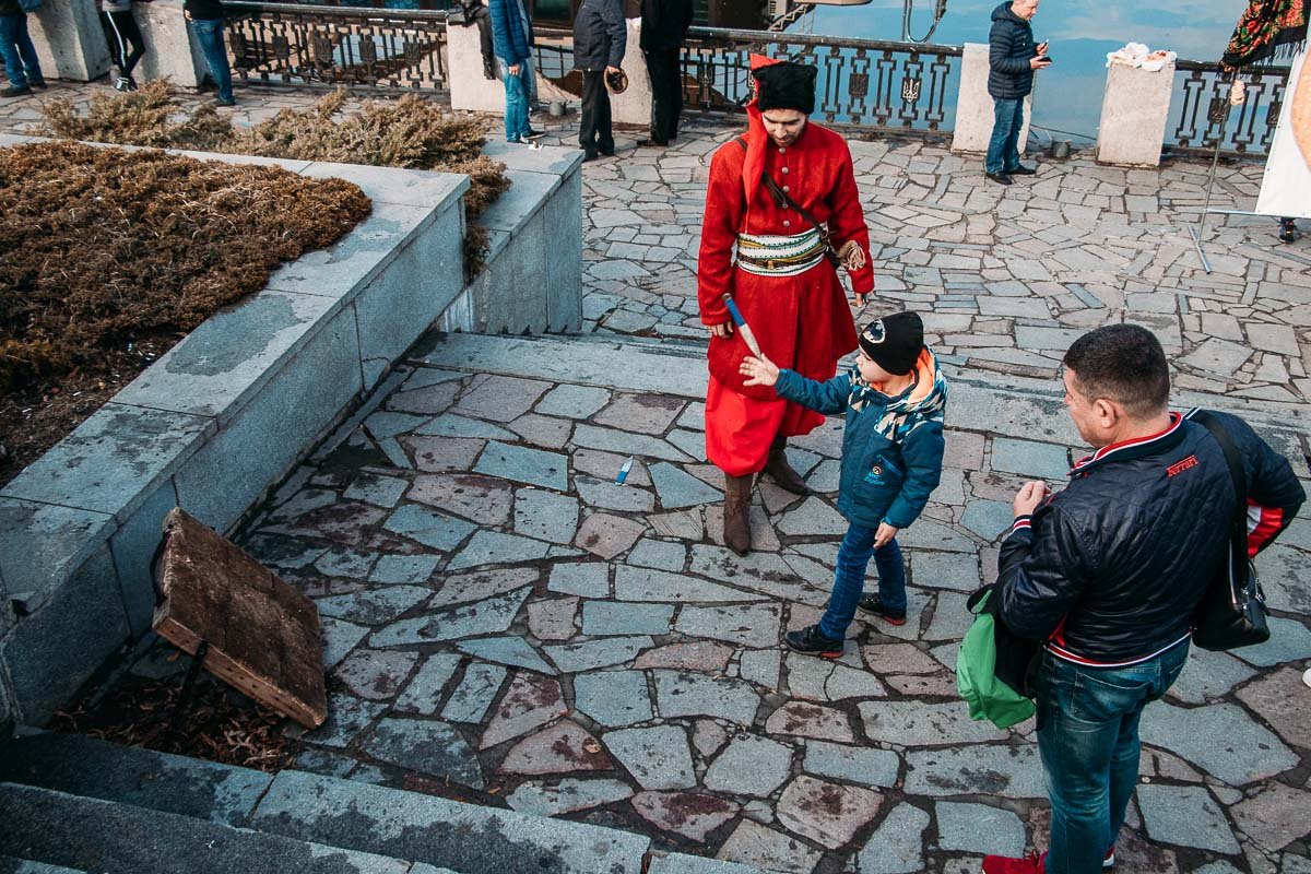 Дети с радостью пробовали метать ножи в мишень