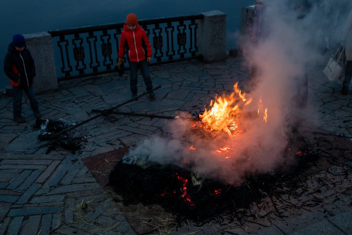 Вечером от чучела осталась лишь груда пепла