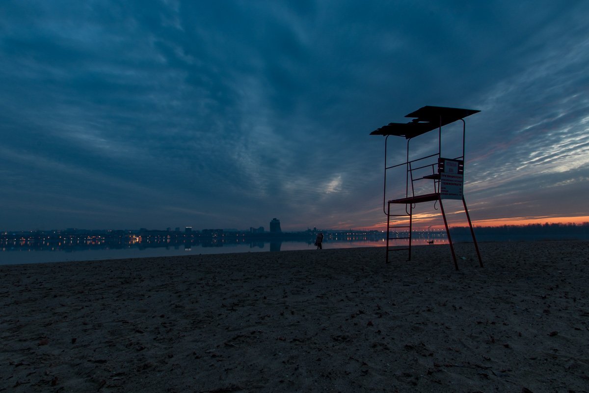 Тяжелое небо, словно Дементор, высасывает из города все краски Тяжелое небо, словно Дементор, высасывает из города все краски