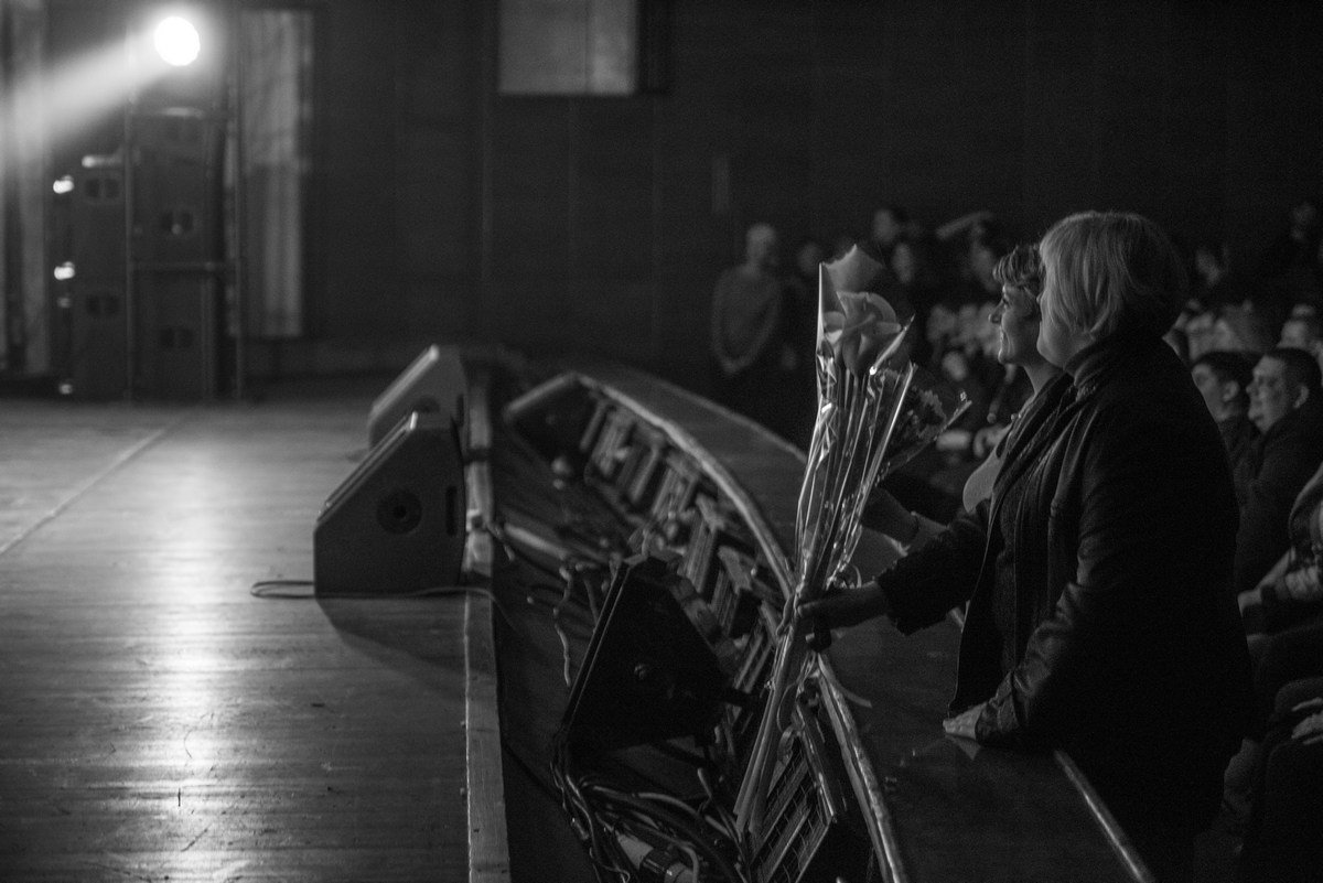 Женщины дарили Сергею Михалку цветы