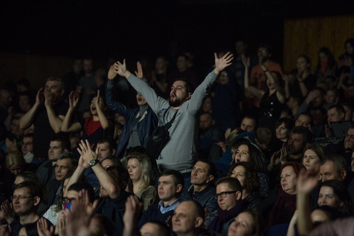 Публика посылала артистам свои вибрации любви