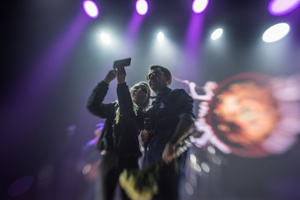 Одна поклонница даже успела сделать сэлфи с кумиром на сцене