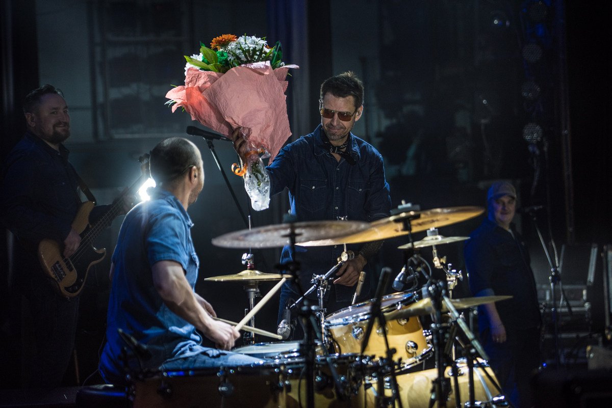 Музыкантов завалили цветами