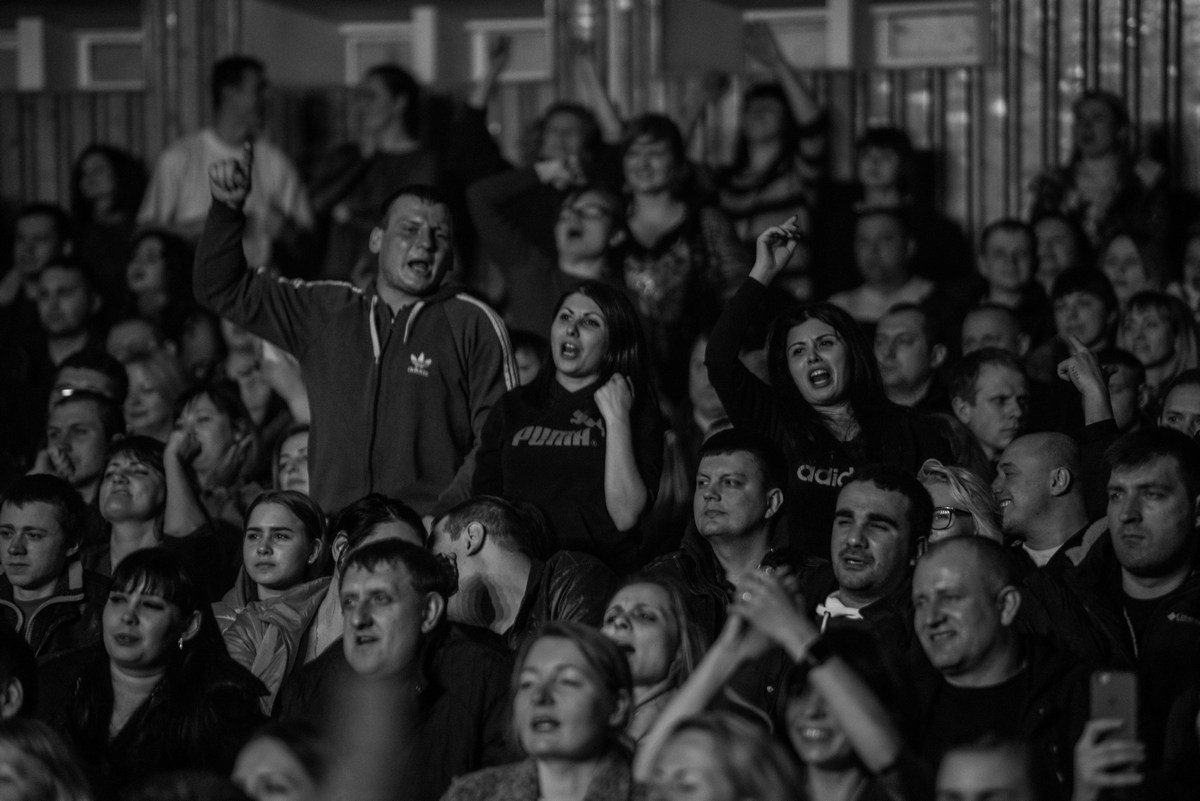 Поклонники не стеснялись и громко подпевали музыкантам