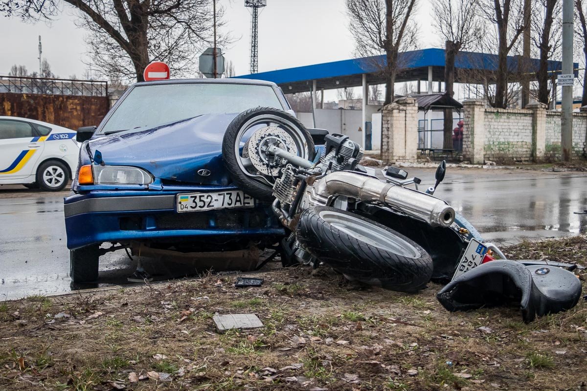 10 марта, около 15:00, на Каштановой, возле заправки ОККО, столкнулись ВАЗ и мотоцикл 10 марта, около 15:00, на Каштановой, возле заправки ОККО, столкнулись ВАЗ и мотоцикл