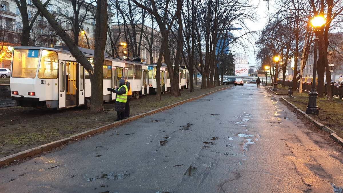 В центре Днепра трамвай сошел с рельсов В центре Днепра трамвай сошел с рельсов