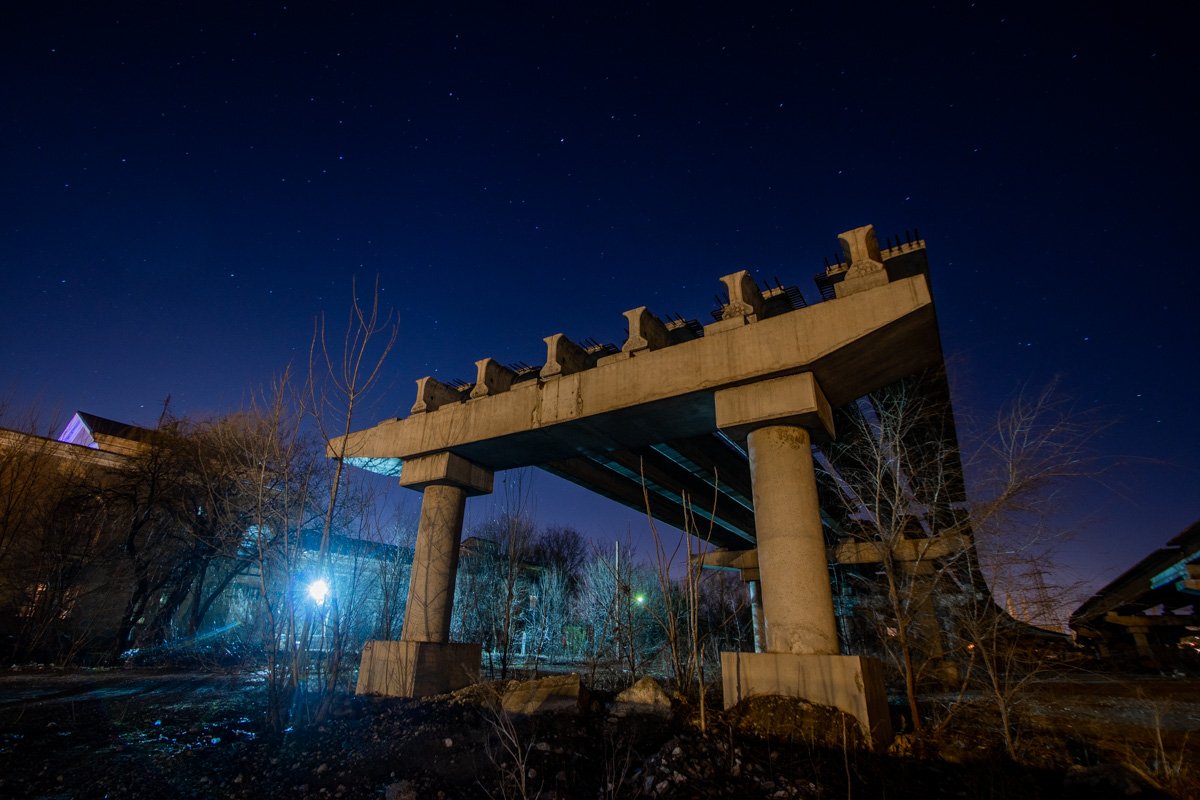 Как выглядит недостроенная часть объездной дороги в Днепре под покровом ночи