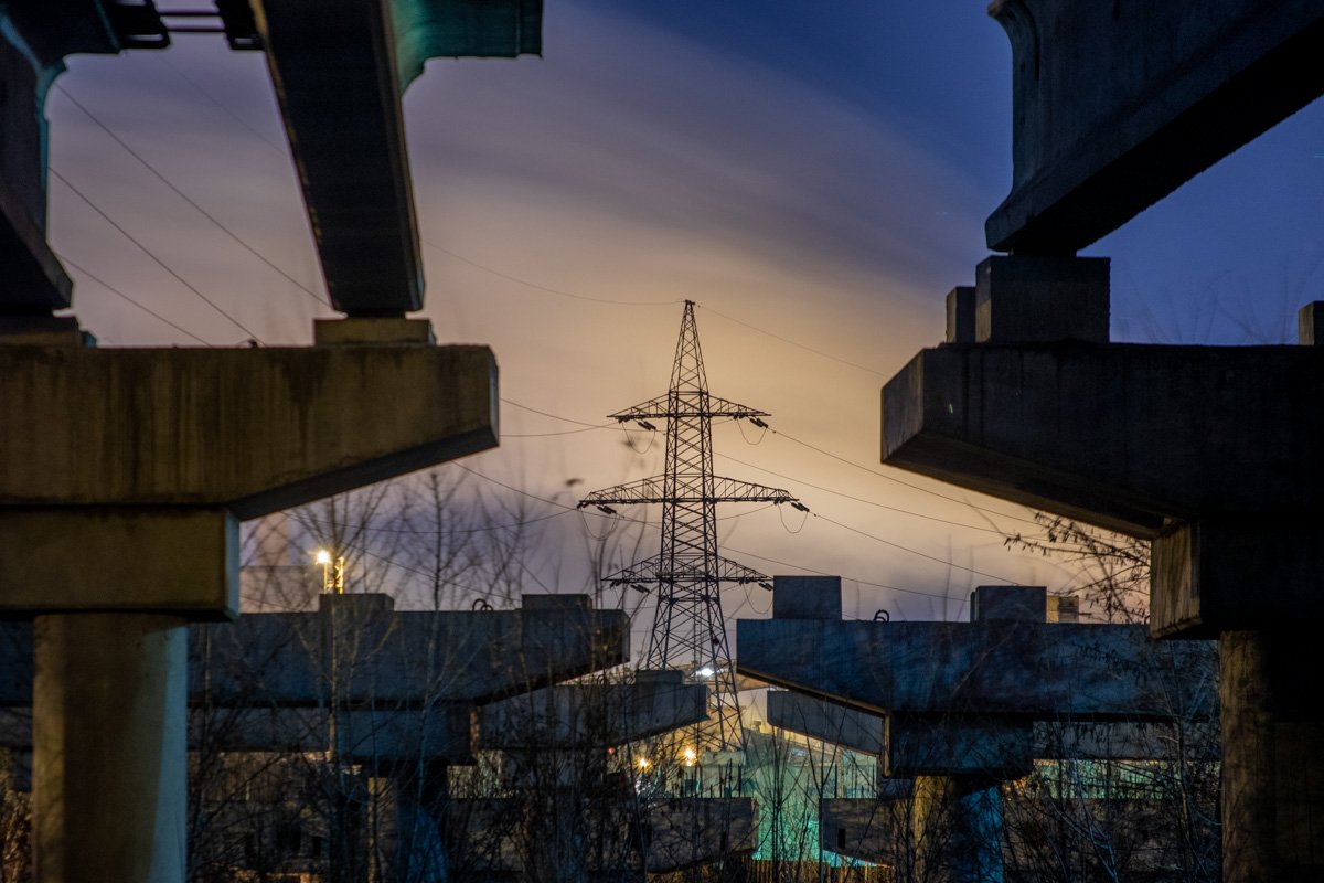 По правому берегу Днепра от Кайдакского моста в сторону Запорожского шоссе установили десятки бетонных опор