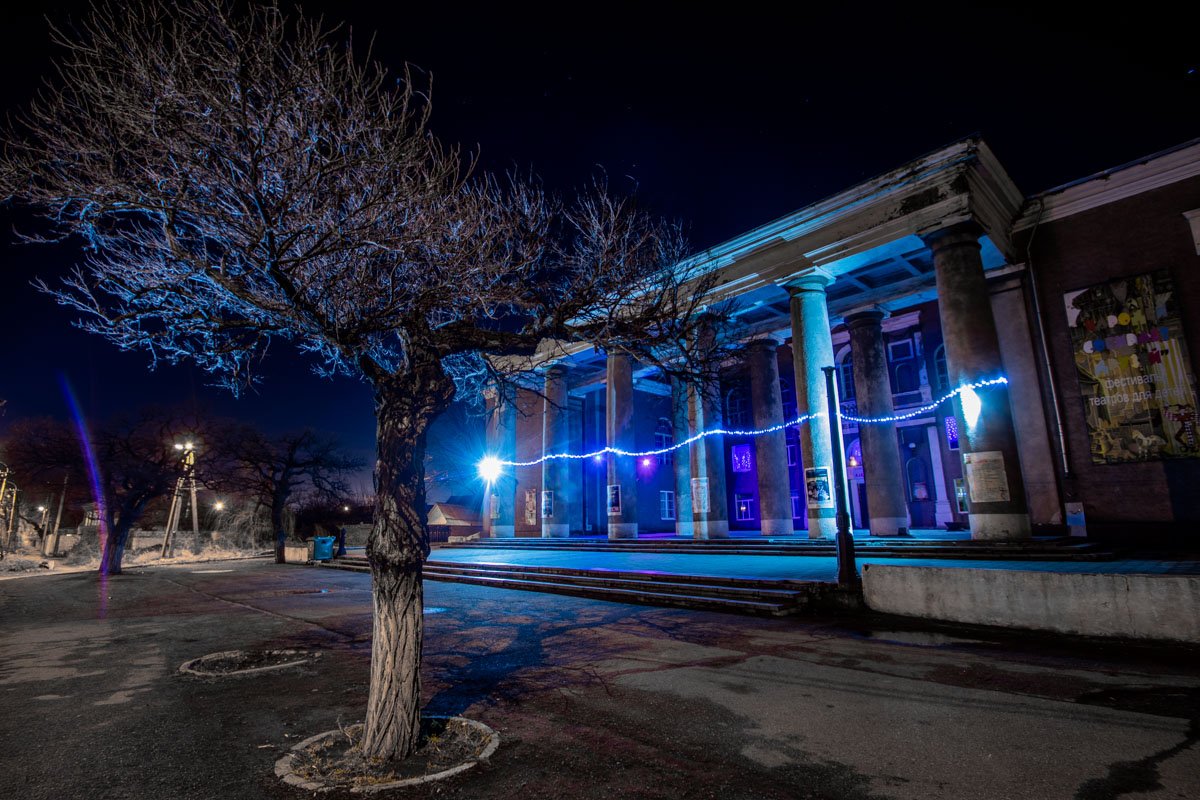 Возле недостроенной дороги находится Дворец Культуры 