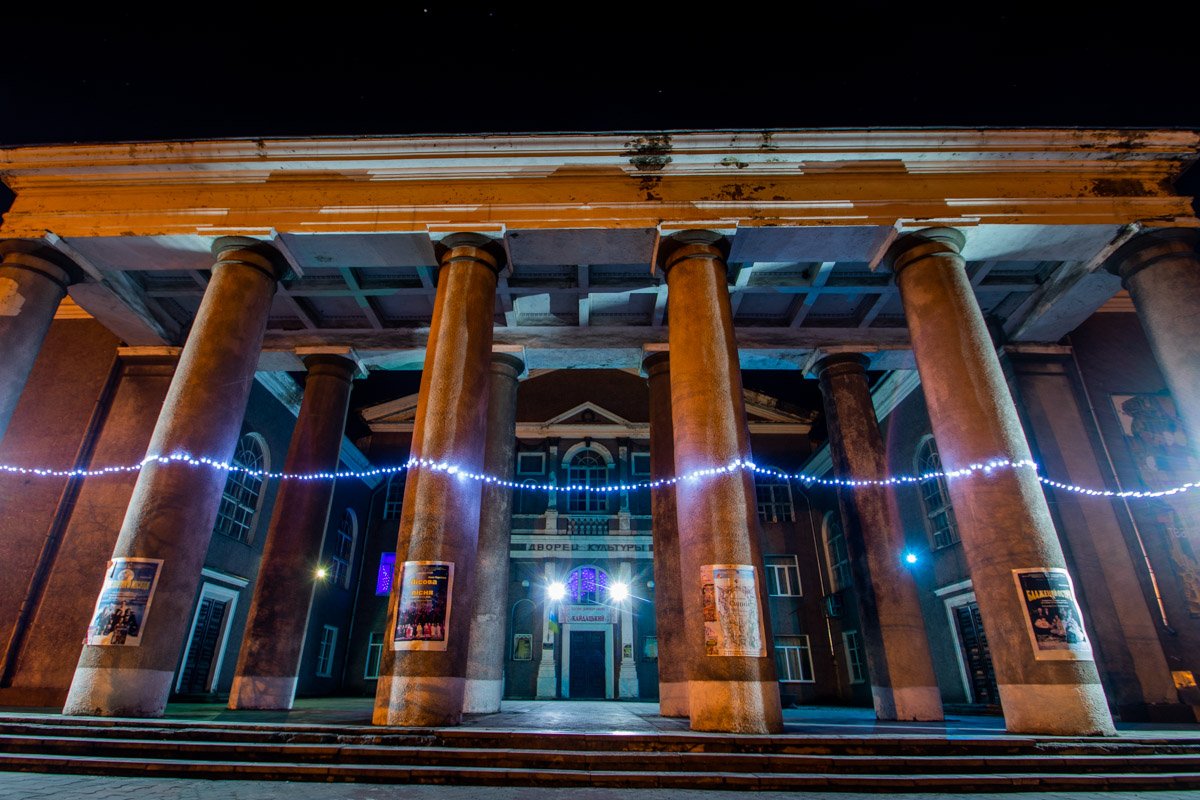 Он призывает жителей города верить в лучше, подмигивая огоньками 