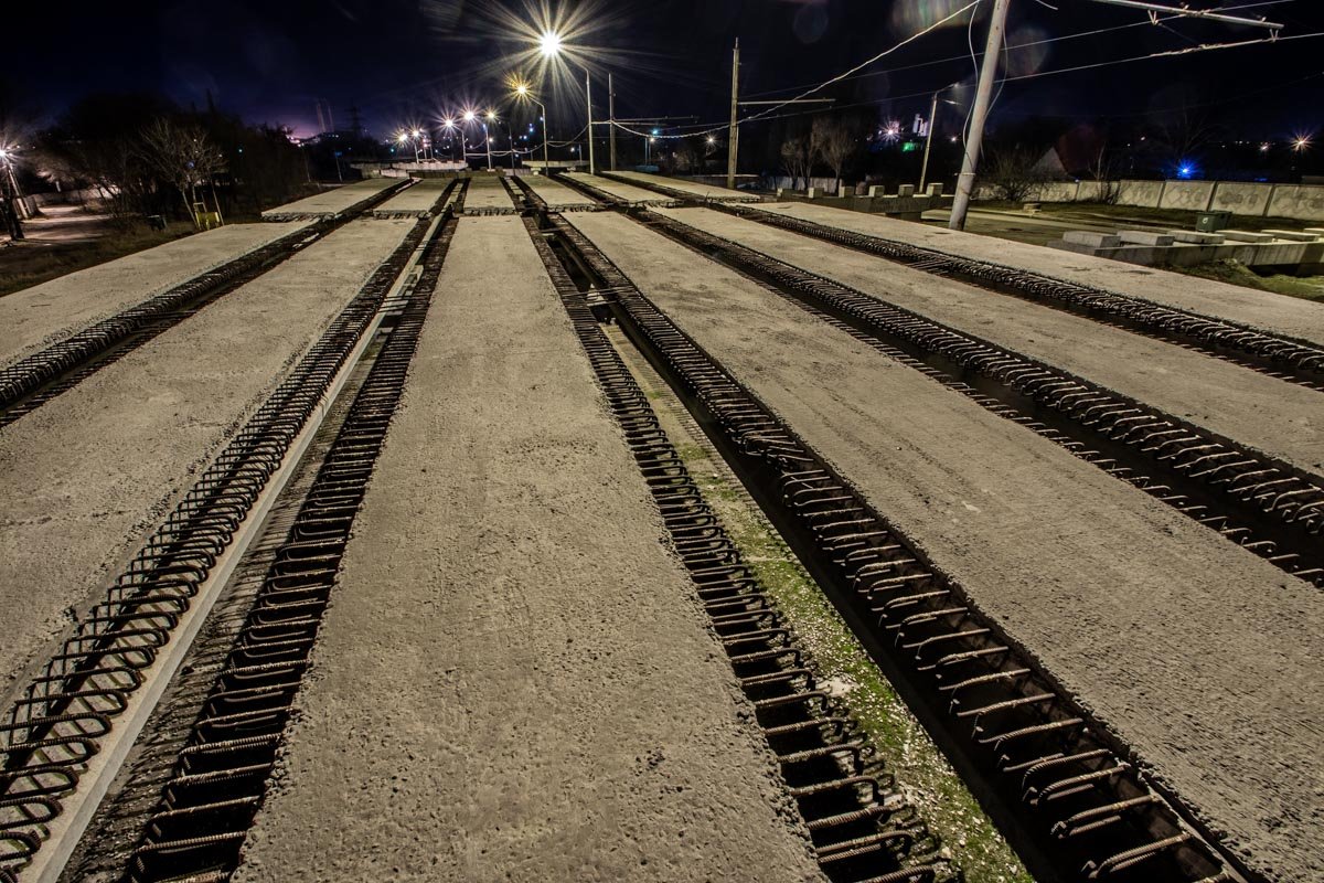 С тех пор об этом грандиозном провале ежедневно напоминали бетонные опоры
