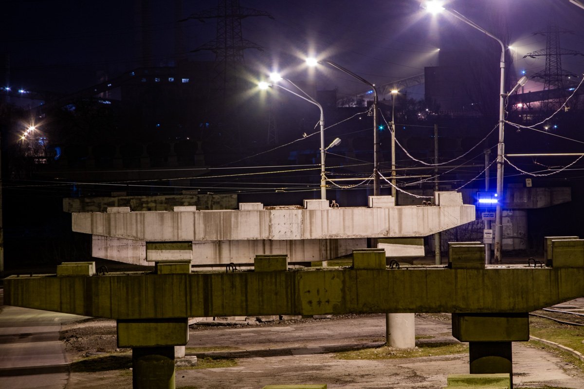 Они постепенно ветшали, как и надежды жителей Днепра на достройку объездной дороги