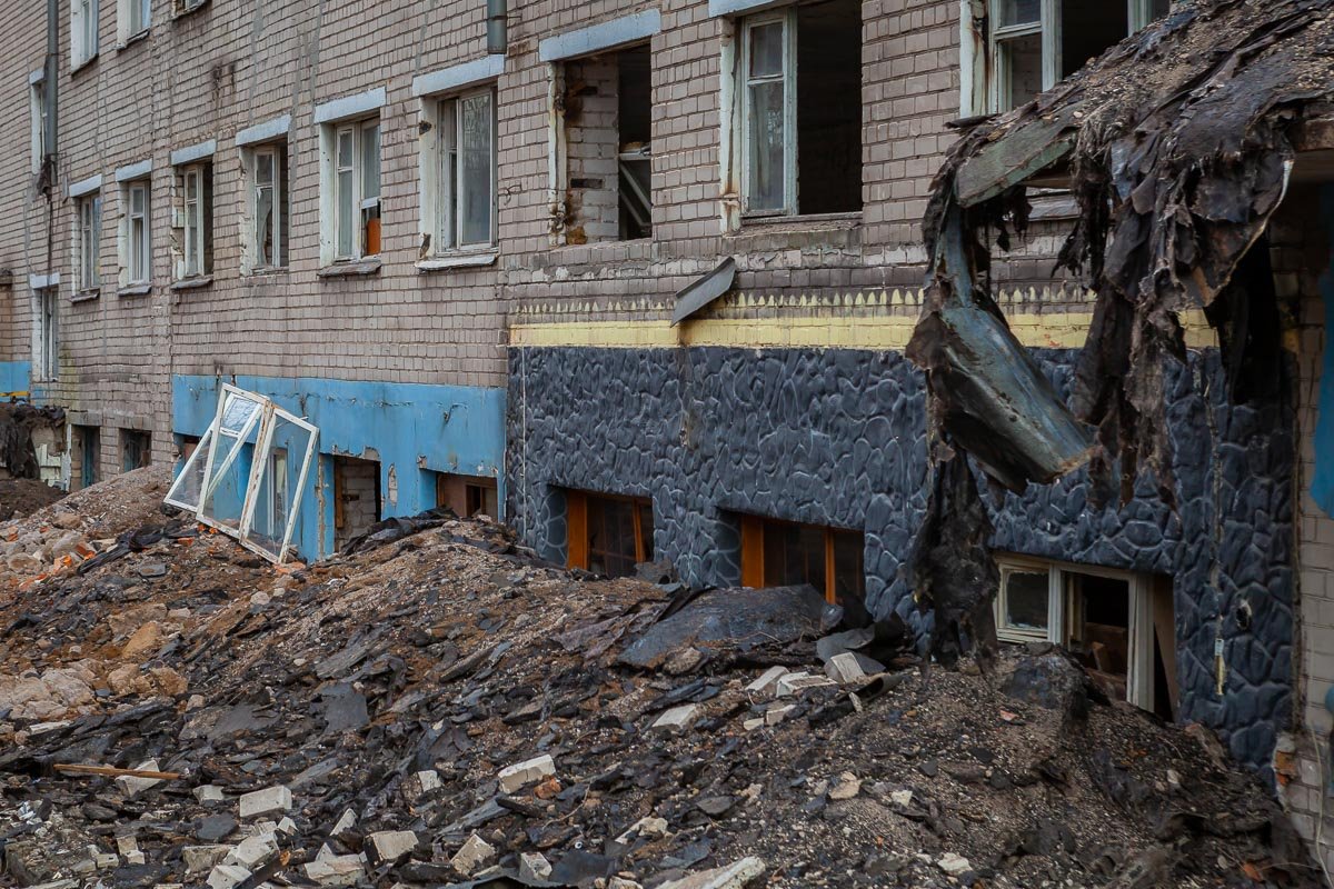 Здание не обнесли забором Здание не обнесли забором