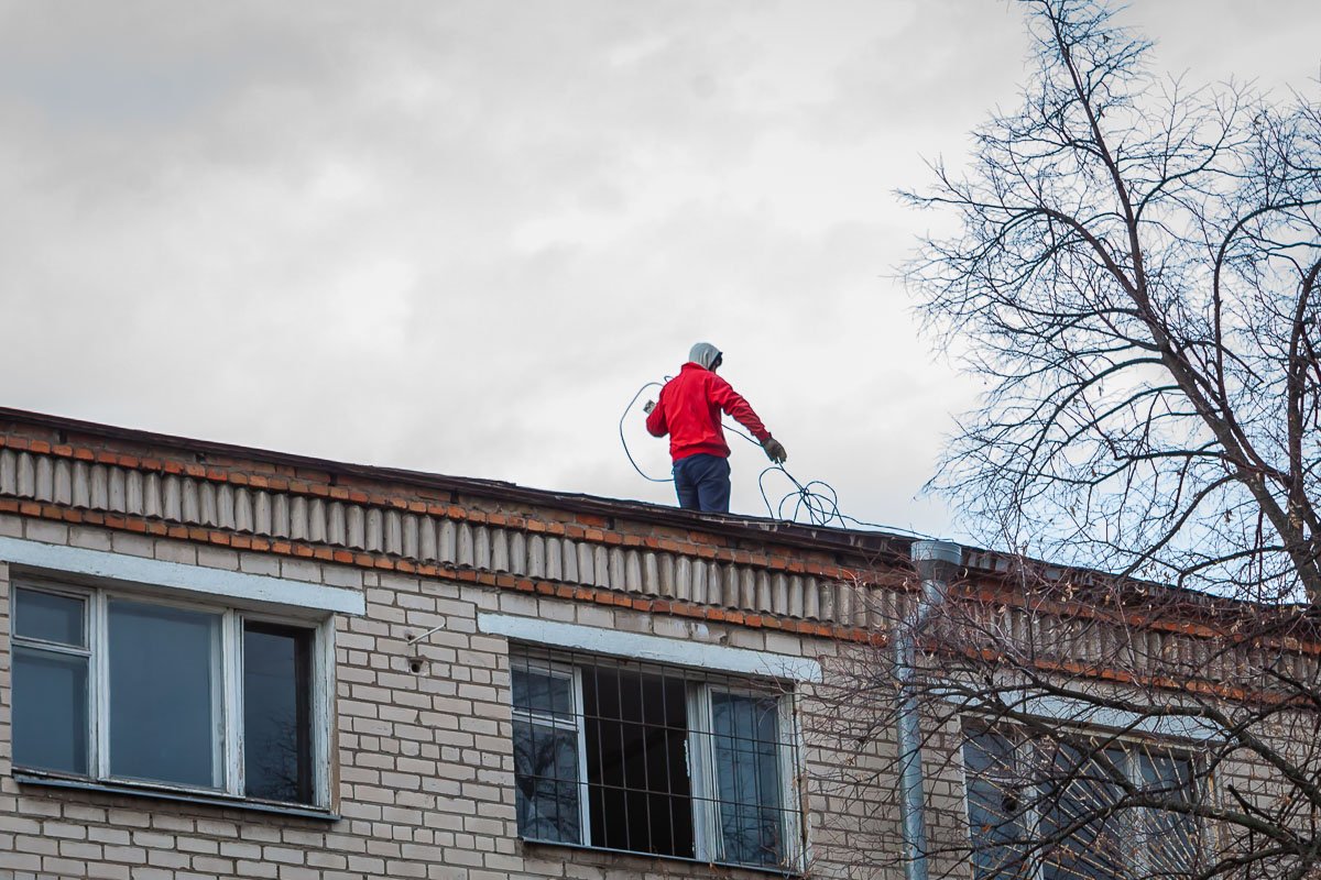 Рабочие убирают коммуникации Рабочие убирают коммуникации