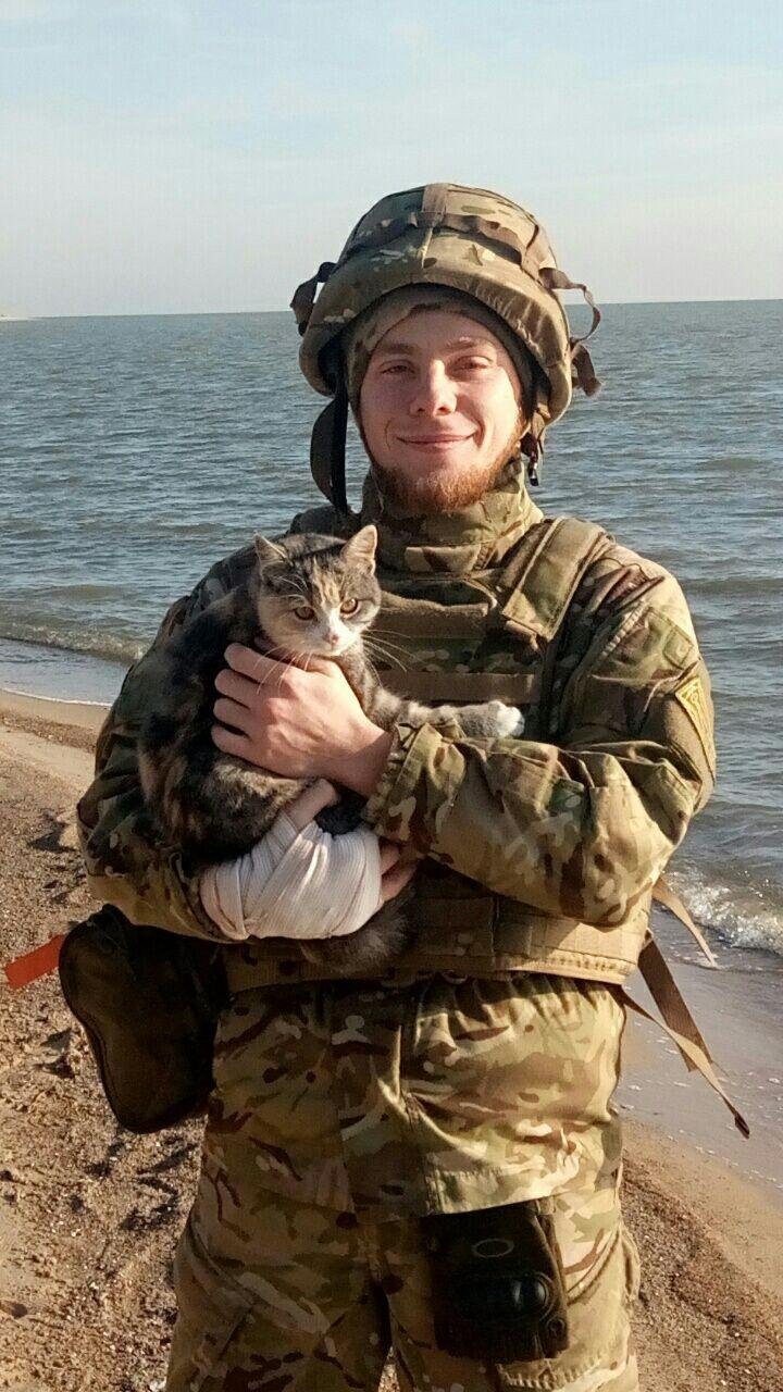 Алексей умеет общаться с котиками 