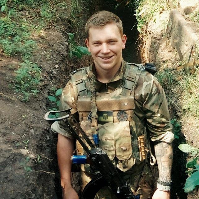 В августе 2014 года Алексей пришел в штаб 25 воздушно-десантной бригады и подписал контракт