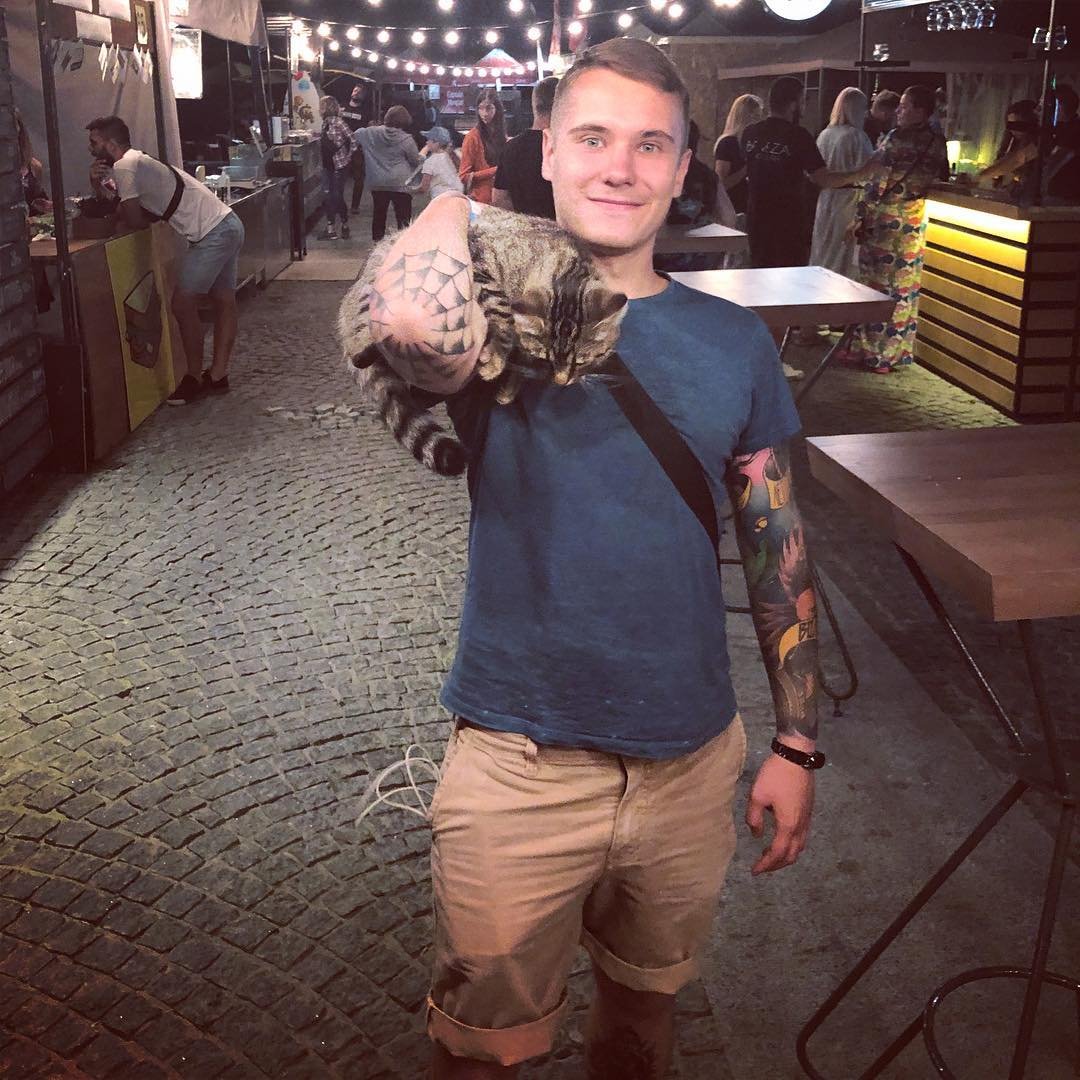 Человечность определяется не по тому, как мы обращаемся с другими людьми. Человечность определяется по тому, как мы обращаемся с животными (с) Паланик