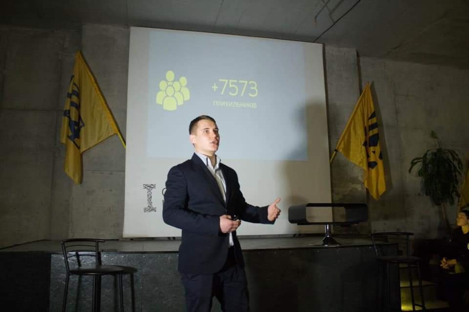 Молодой человек занимается социальнозначимой деятельностью