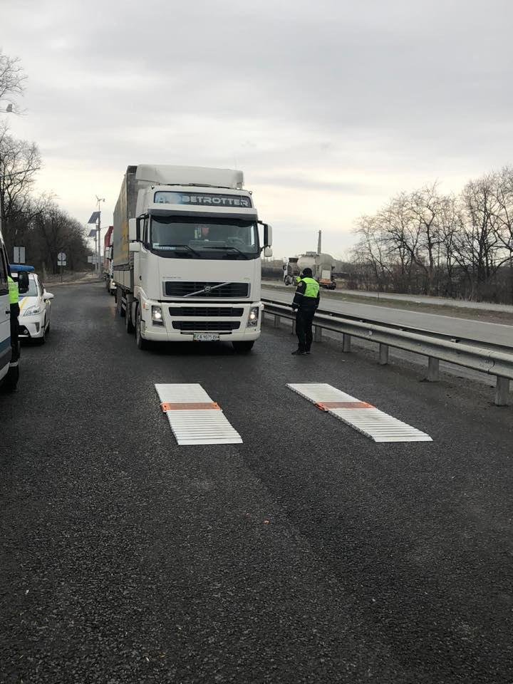 На въездах в Днепр начали строить площадки габаритно-весового контроля На въездах в Днепр начали строить площадки габаритно-весового контроля