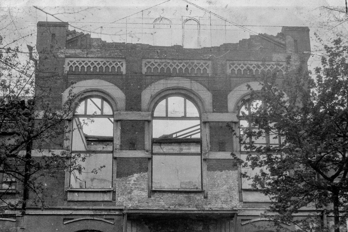 Здание долго стояло заброшеным Здание долго стояло заброшеным