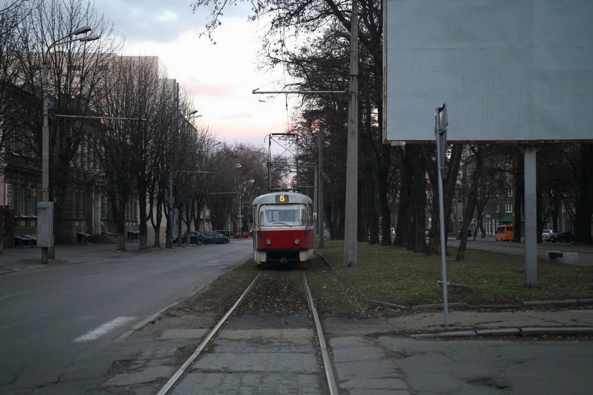 Трамвайчик хочет проехать Трамвайчик хочет проехать