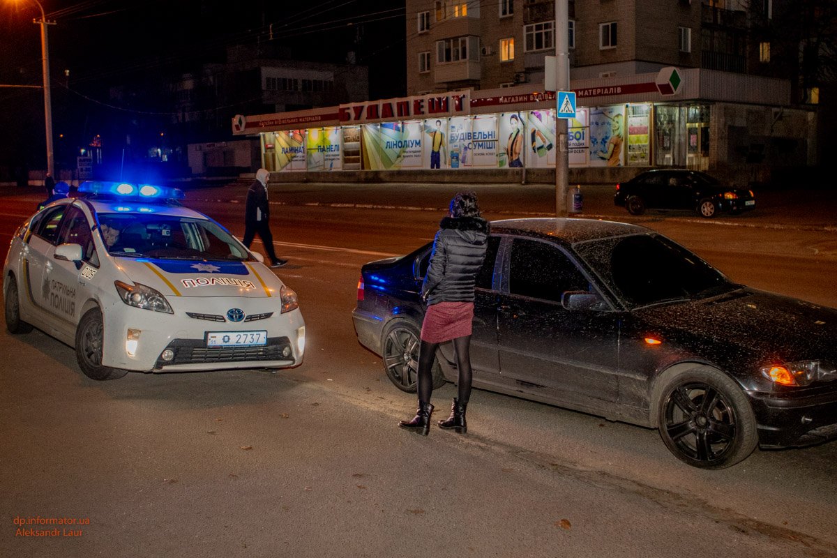 В Днепре на Калиновой автомобиль BMW сбил женщину