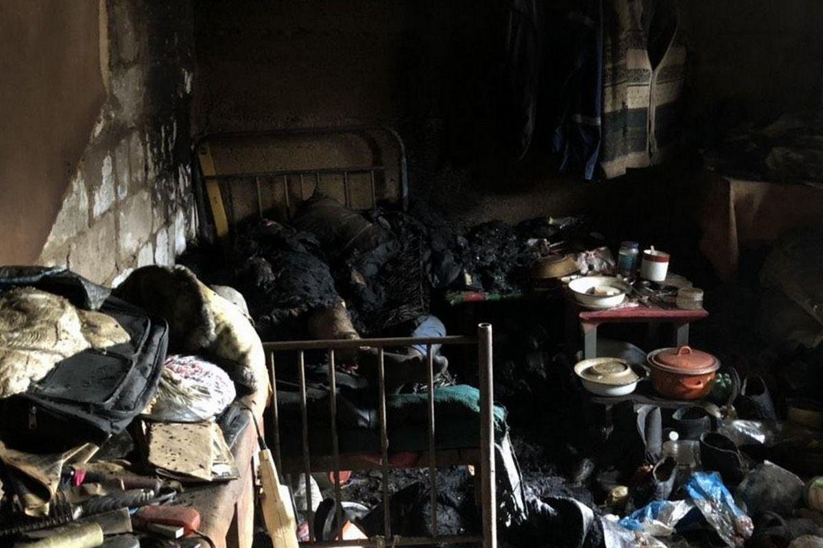 Предварительно, пожар спровоцировала тлеющая сигарета, которую мужчина выкурил накануне происшествия Предварительно, пожар спровоцировала тлеющая сигарета, которую мужчина выкурил накануне происшествия