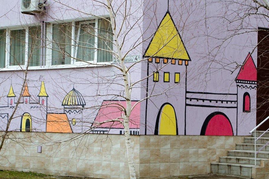 Красочные стены садика поднимают детям настроение Красочные стены садика поднимают детям настроение