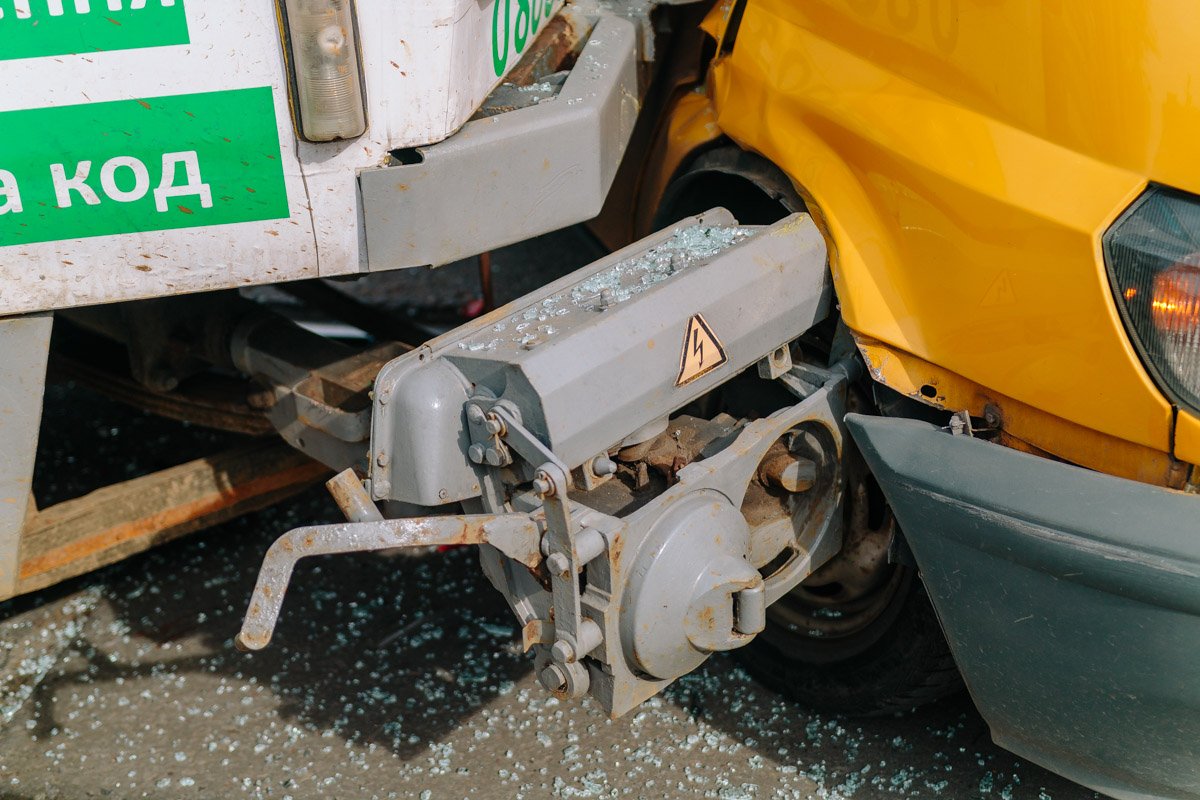 В вагоне трамвая в момент удара были пассажиры, но все остались целыми и невредимыми В вагоне трамвая в момент удара были пассажиры, но все остались целыми и невредимыми