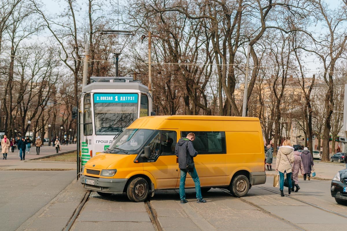 Предварительно, водитель Ford проигнорировал знак "СТОП" и попытался проскочить через переезд Предварительно, водитель Ford проигнорировал знак "СТОП" и попытался проскочить через переезд