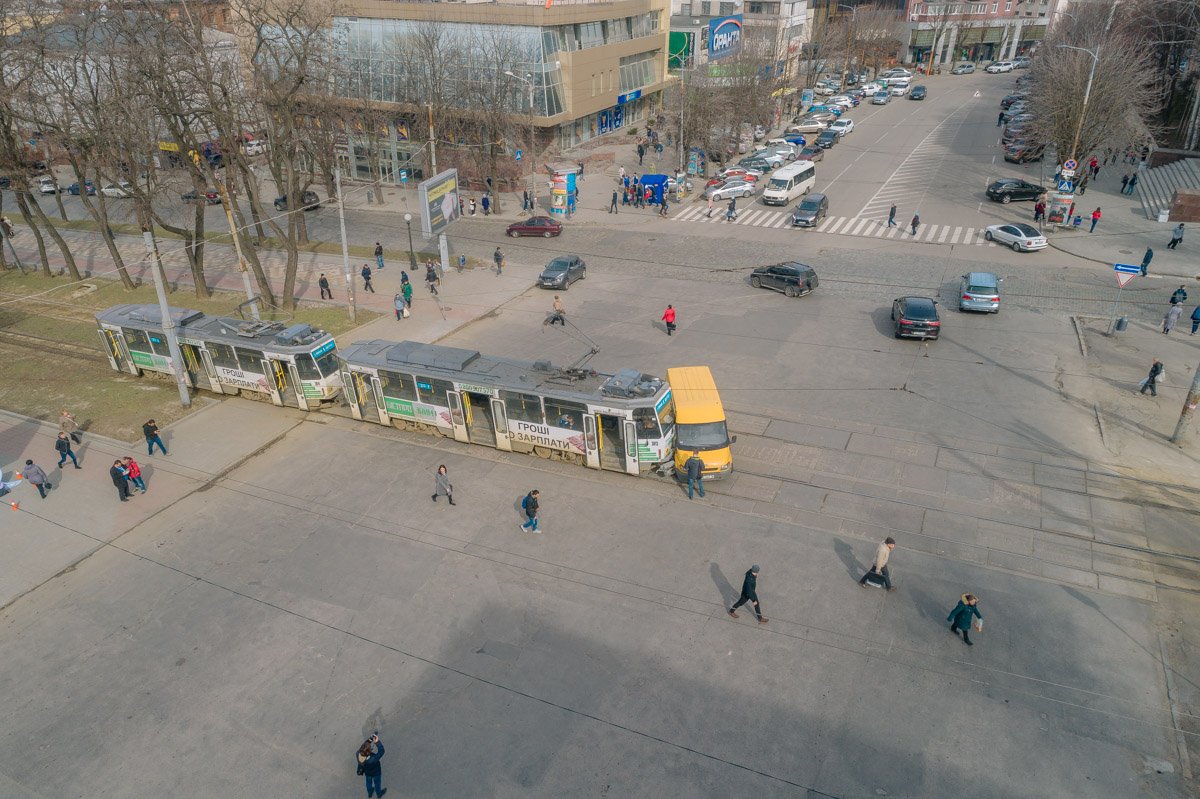 Авария произошла на перекрестке проспекта Яворницкого и улицы Гоголя Авария произошла на перекрестке проспекта Яворницкого и улицы Гоголя